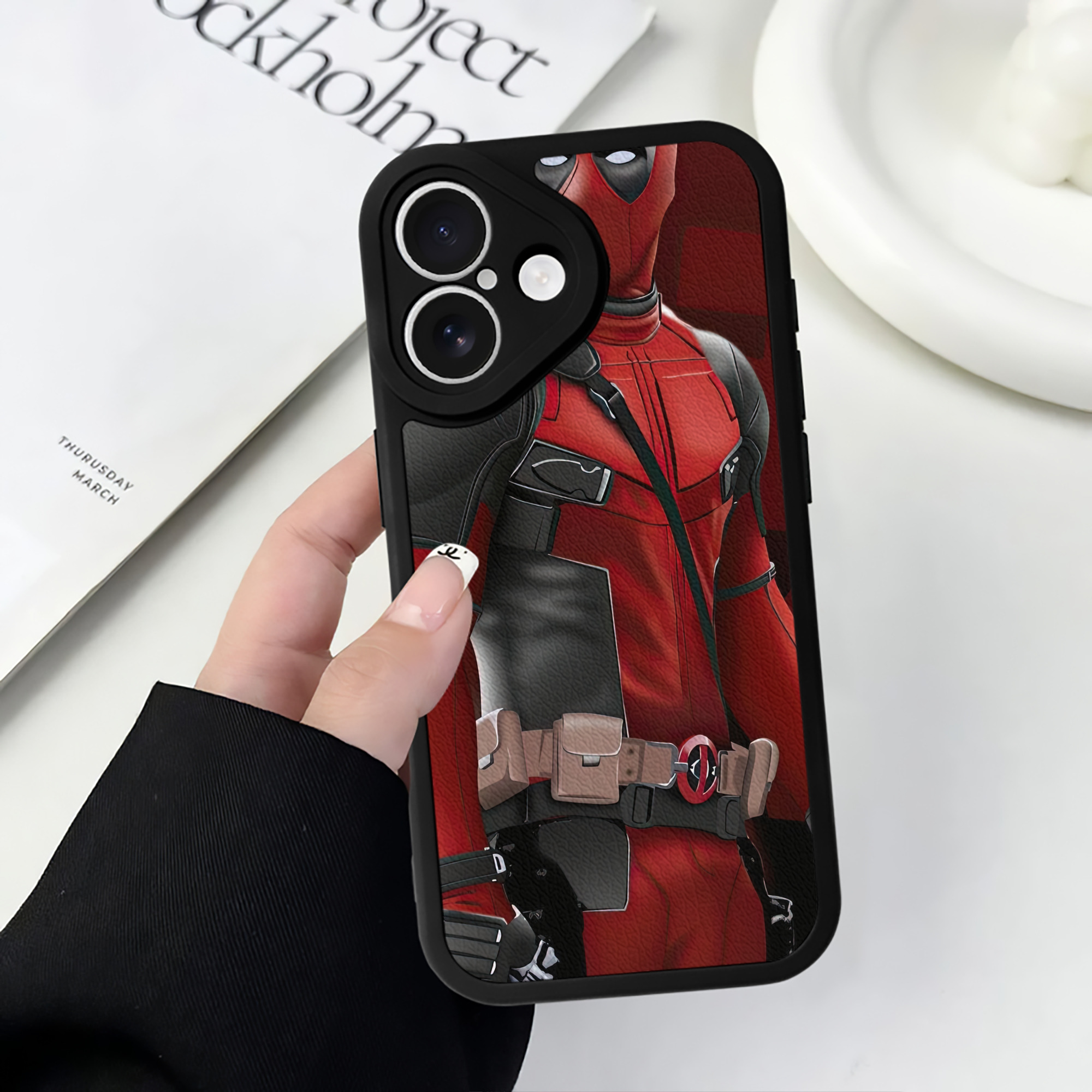 （画像用） Deadpool デッドプール 【iPhone 16シリーズ対応】シリコンスマホケース（レザー調） 材質：シリコン